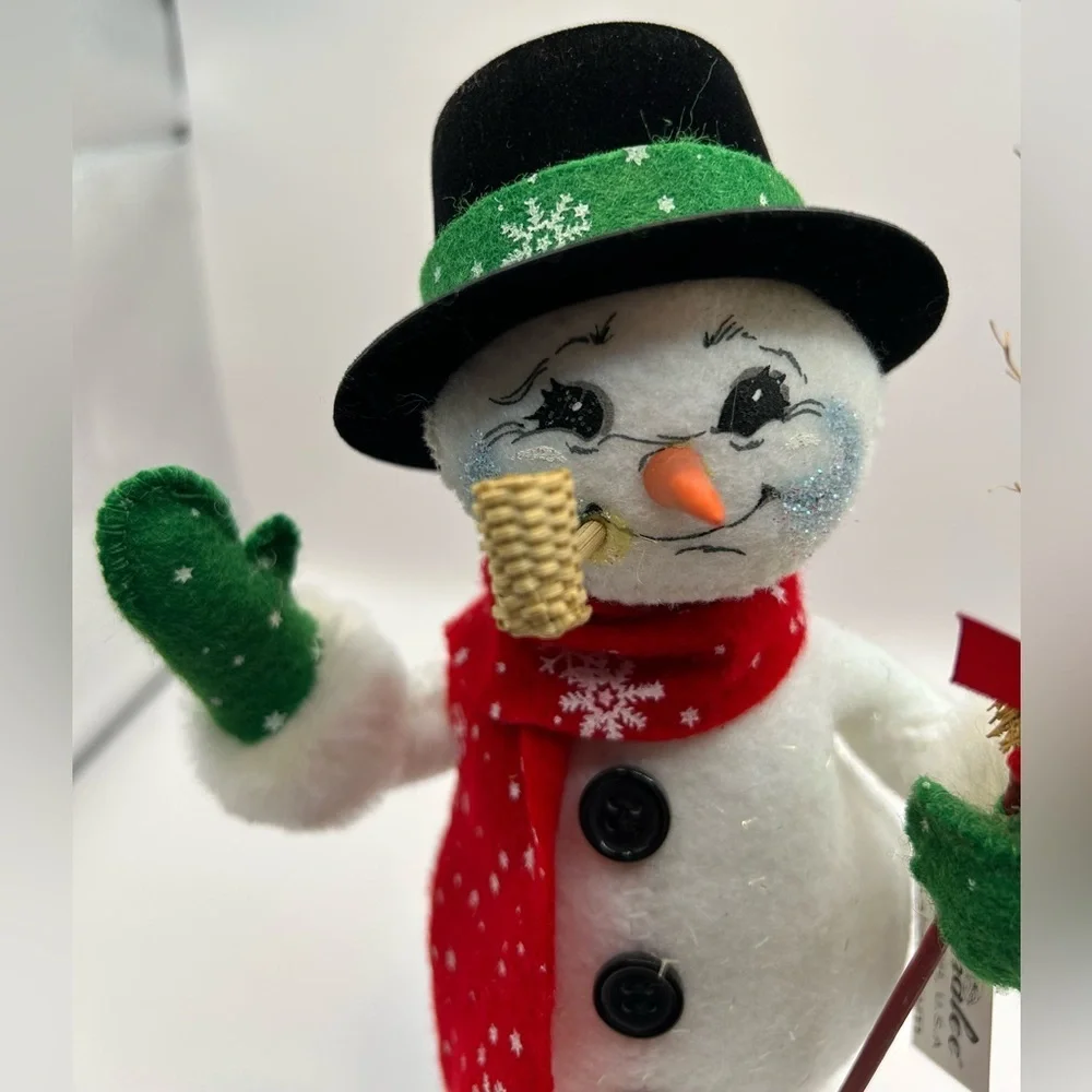 Annalee Classic Christmas Snowman with broom. 2007. Holiday